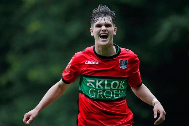 境下显得更 境下显得更